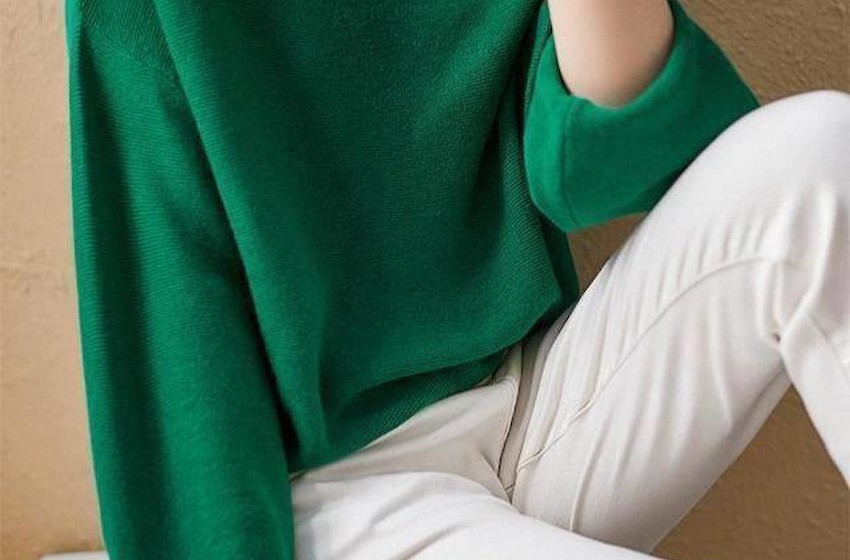 今年流行一款“复古绿”针织衫，不管单穿还是内搭都别有一番风味
