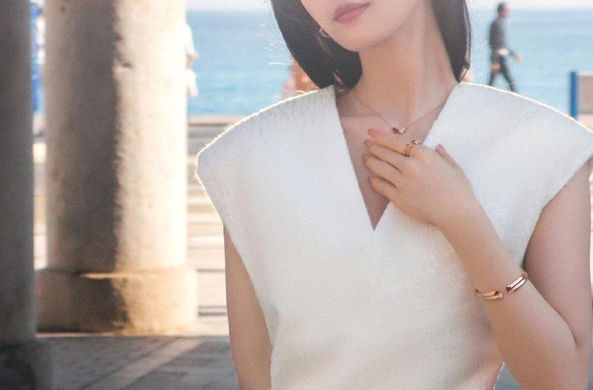 组图：刘诗诗穿白色无袖v领裙展现迷人魅力 阳光下凸显温柔气质