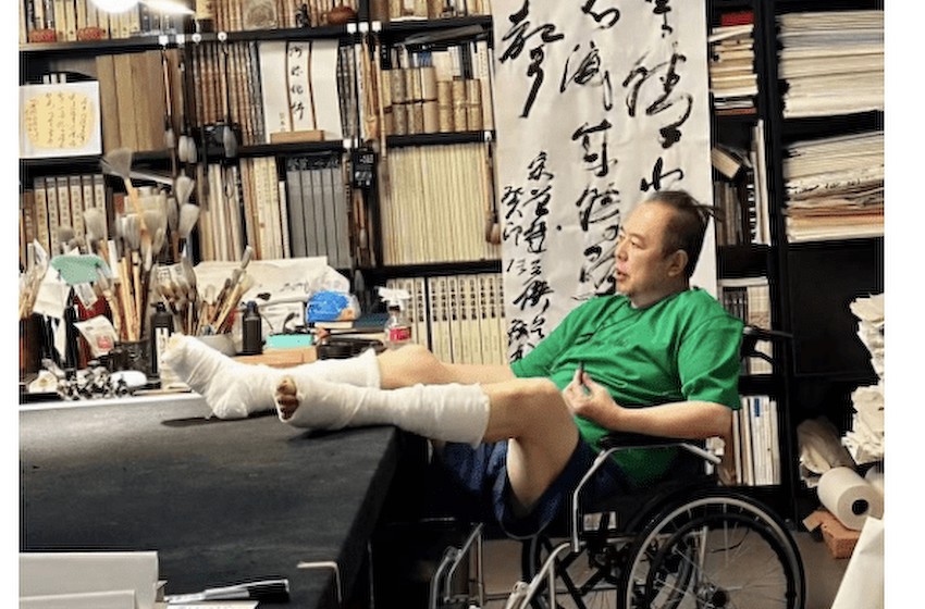 66岁张铁林健康引担忧，脚踝受伤紧急动手术，坐轮椅双脚缠满绷带