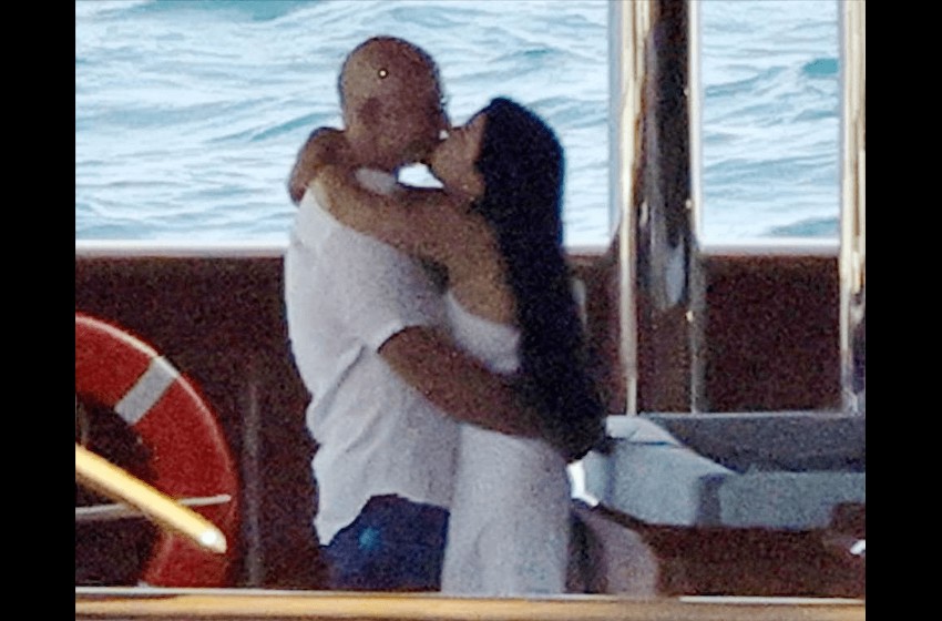 贝索斯和未婚妻在35亿游艇上热吻！桑切斯穿白裙超嫩，果然是真爱