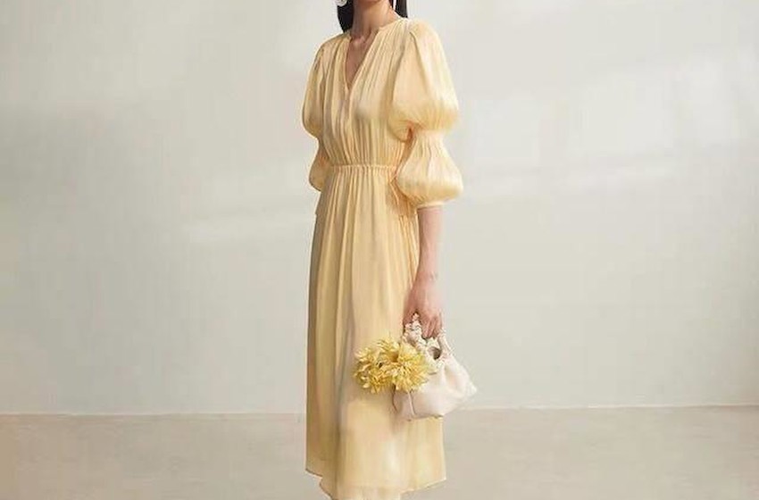 米黄色泡泡袖连衣裙，夏季来一身，特显白