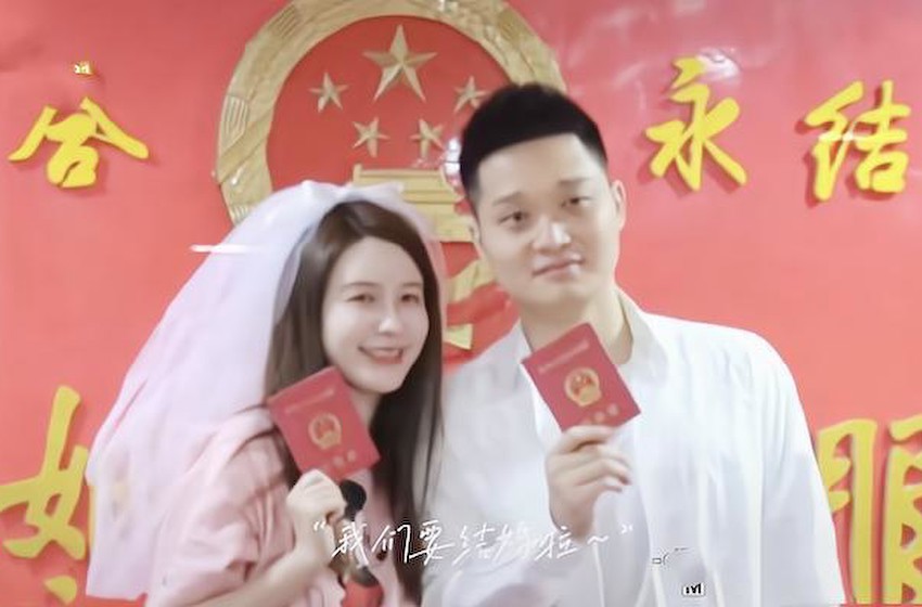 组图：网红张大奕宣布领证结婚 与老公江边拥抱奔跑幸福满满