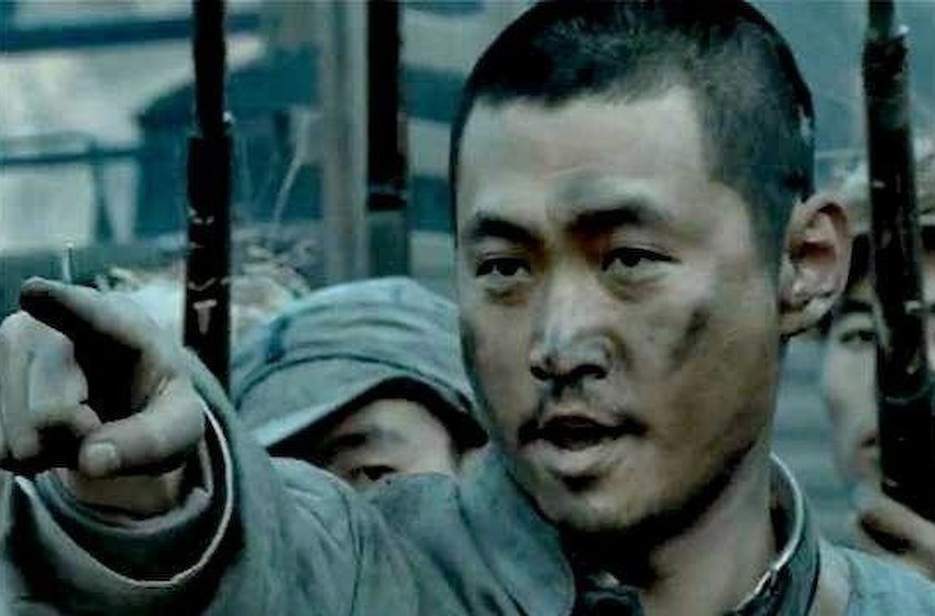 在《亮剑》中，最狠的军官不是李云龙，而是摔帽子的他