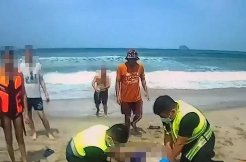 组图：张震岳海边冲浪遇游客溺水 帮忙CPR并合力送上救护车