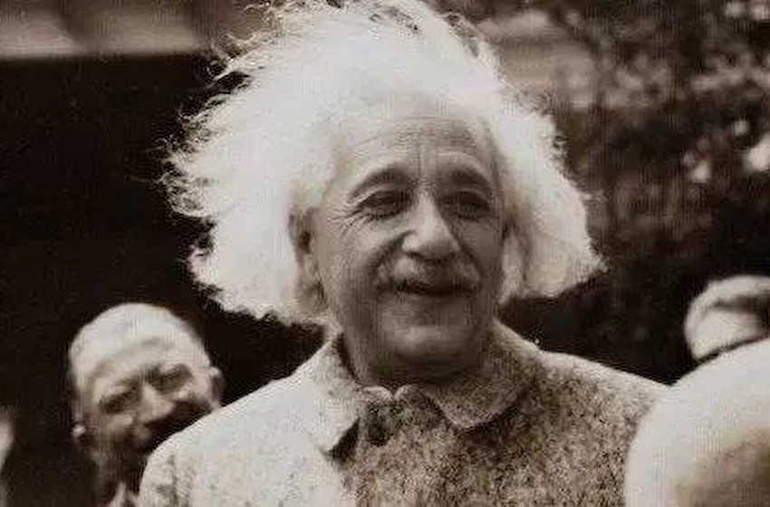给爱因斯坦做尸检的那个人，偷走他的大脑并私藏了43年