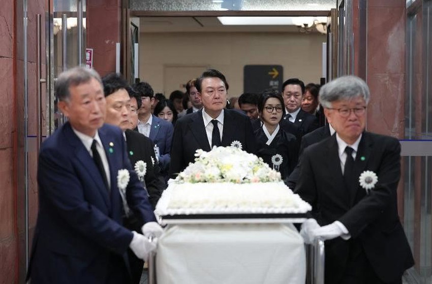 韩第一夫人出席公公葬礼！穿黑色传统韩服亮相，戴黑框眼镜很悲痛