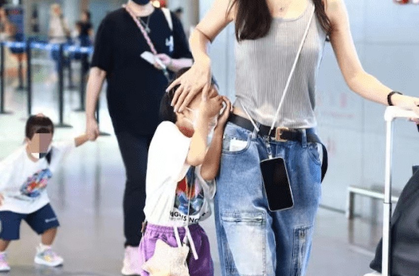 陈赫娇妻首带娃走机场，俩女儿穿潮牌差别大，妈妈高调背五位数包