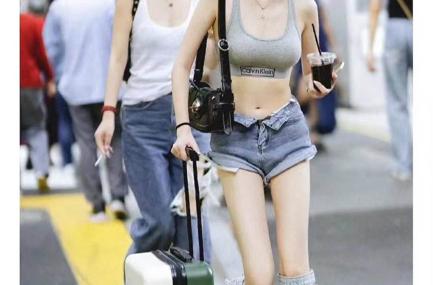 夏天女人为什么不穿裤子？一看女生在上海的短裤就知道现在是
