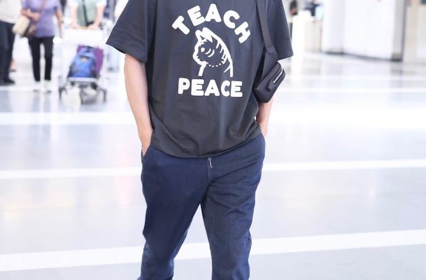 组图：王凯穿灰色T恤现身机场 戴棒球帽低头前行酷劲十足
