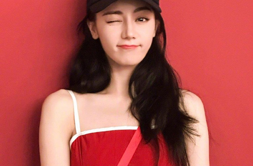 组图：迪丽热巴微博营业晒红裙美照 戴棒球帽对镜甜笑wink