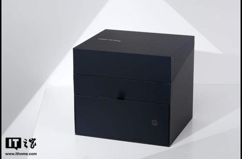 【IT之家开箱】小米 MIX Fold 3 龙鳞纤维版礼盒图赏：轻薄简约，商务格调