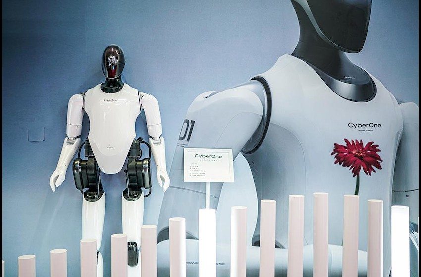 AI热潮“烧到”人形机器人，会产生怎样的化学反应？| 2023世界机器人大会