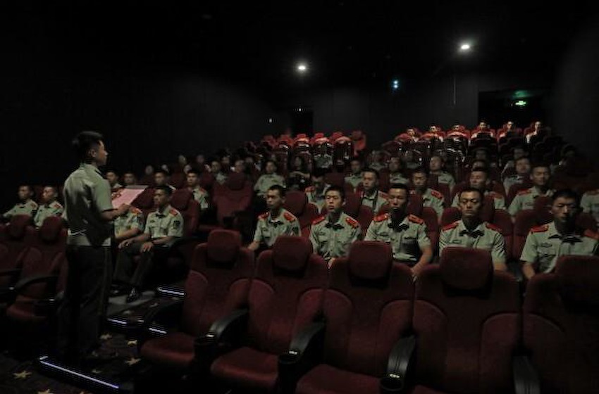 传承红色基因，武警上海总队集中观看红色电影