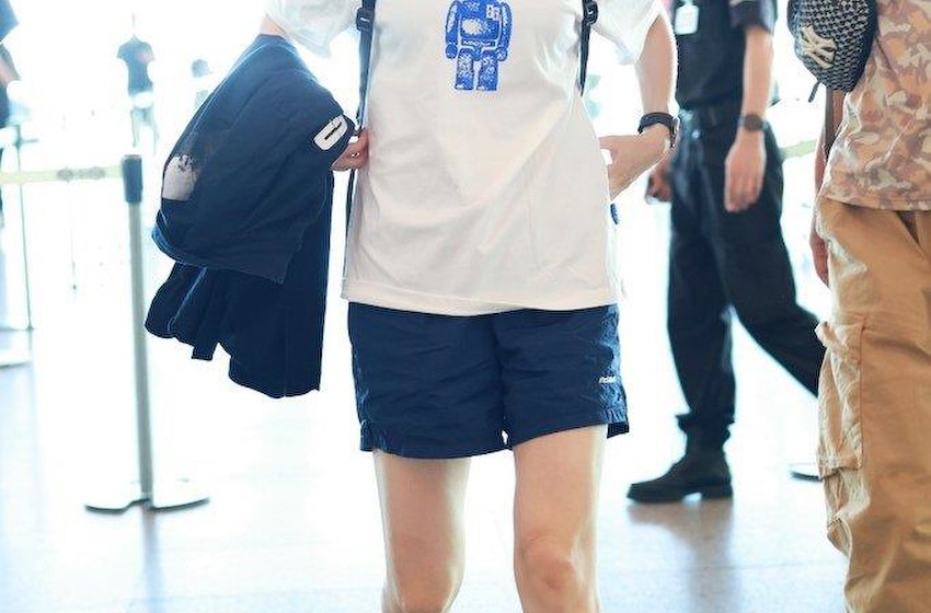 组图：李宇春穿白色T恤现身机场 舒适惬意活力十足