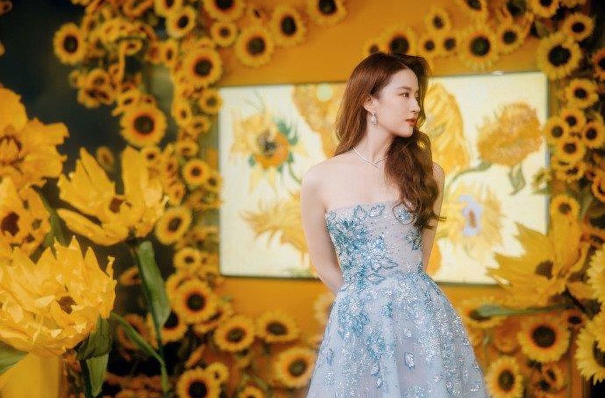 组图：刘亦菲一袭水蓝色抹胸长裙 置身于向日葵花海造型好仙