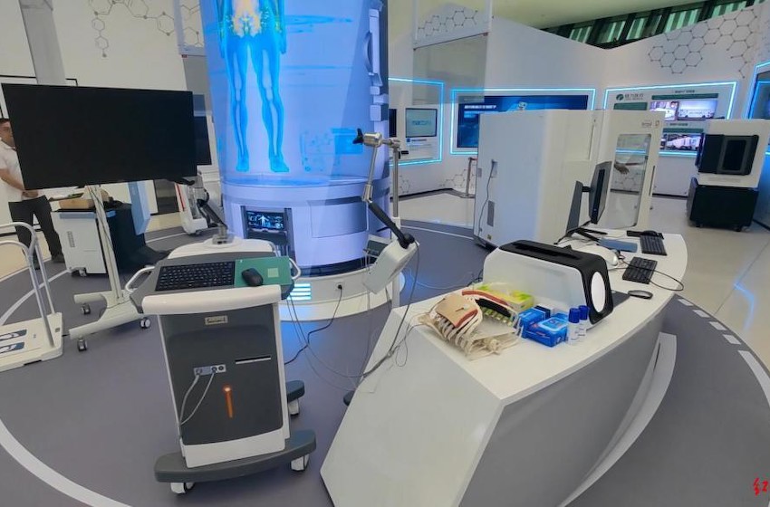 扎堆亮相天府国际生物城文化中心的“华西造”医疗机器人，有何神奇之处？