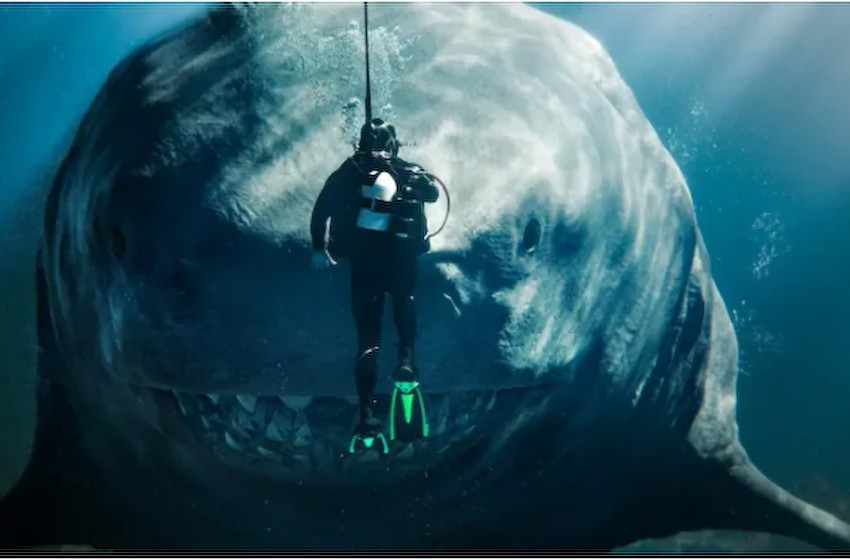 《巨齿鲨 2：深渊》影评 4 分：更大，更凶残，更糟糕