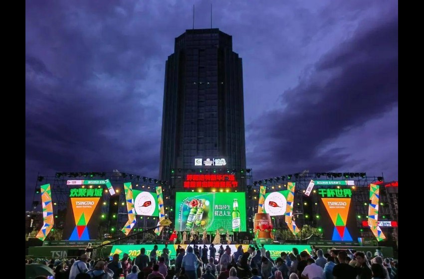 烤羊肉串和啤酒更配，呼和浩特首届青岛啤酒音乐节在新华广场举办
