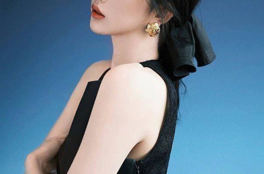 孔雪儿优雅俏皮展现多面魅力，小黑裙引领时尚风潮！