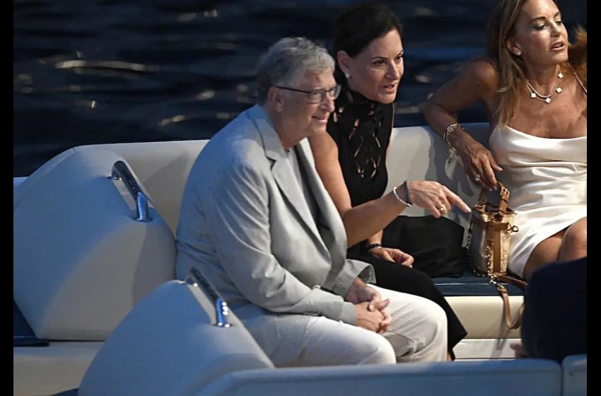 比尔·盖茨现身贝索斯的大游艇，和邓文迪热聊，60岁女友也在