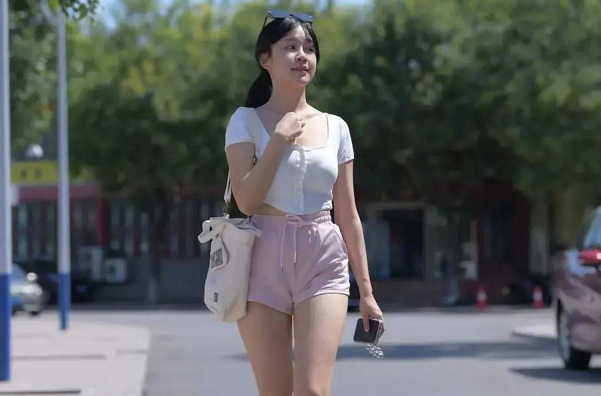 夏日闪耀！白色低身材开衫搭配粉色短裤，打造出动感时尚的造型