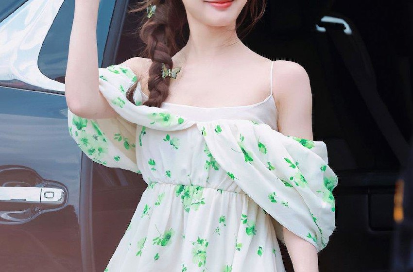 组图：赵露思穿绿色碎花吊带裙 仙气飘飘甜美可人