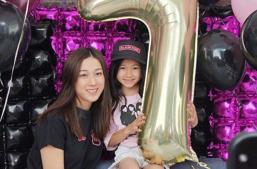 组图：TVB女星钟嘉欣晒照为7岁女儿庆生 Kelly眉眼长得像妈妈