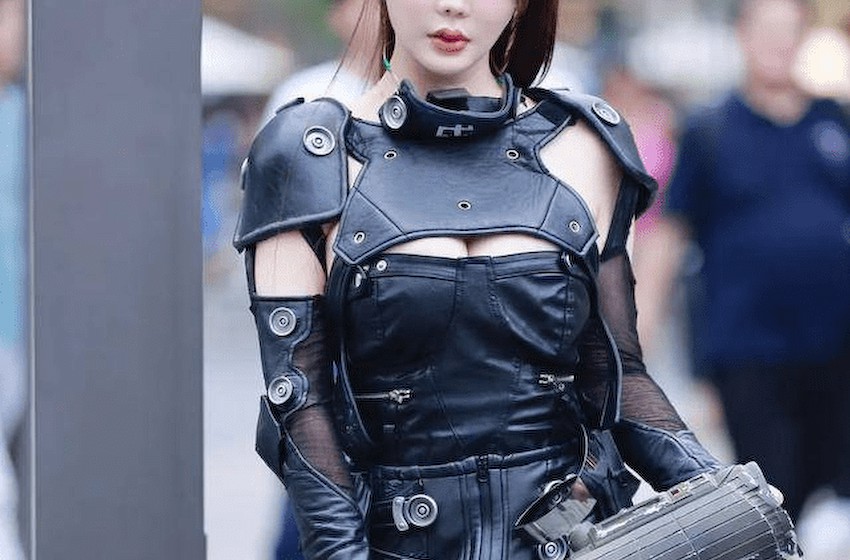 街拍：街头的“女战士”，黑色盔甲下的完美身材