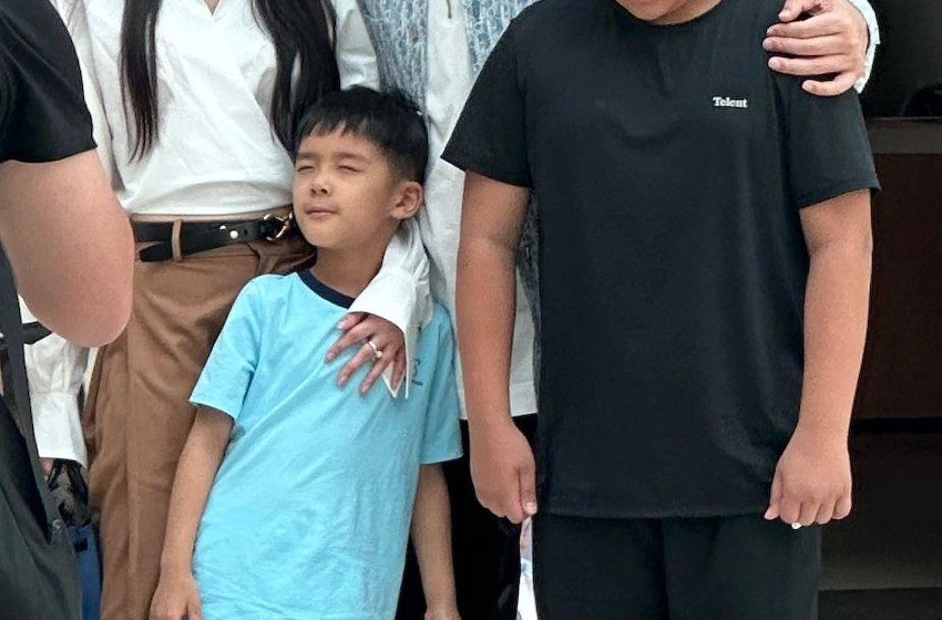 组图：杨子黄圣依带两个儿子逛大英博物馆 安迪身高已到爸爸肩膀