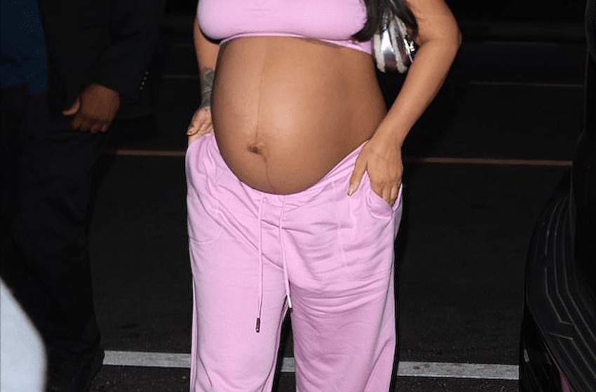孕妈蕾哈娜也走芭比风？运动bra外穿露巨大孕肚，二胎该卸货了吧