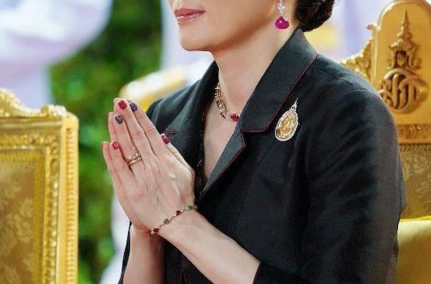 泰国王后又换指甲油，十个指甲涂两个图案，这才是75后应有的时髦