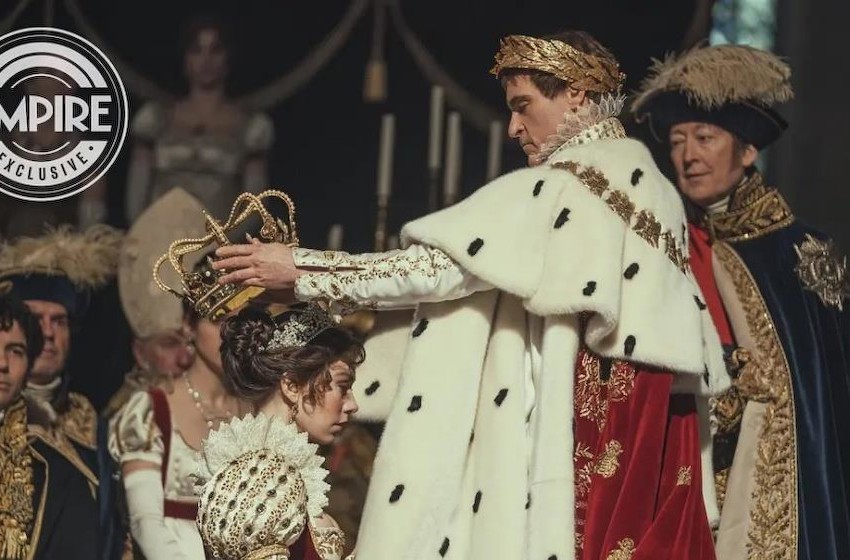 华金·菲尼克斯《拿破仑》发布新剧照，“约瑟芬皇后”凡妮莎·柯比亮相加冕