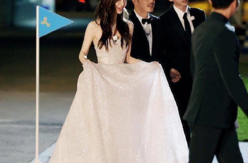 《跑男8》迎新会，蔡徐坤baby同框那一刻，这不就是王子跟公主么？