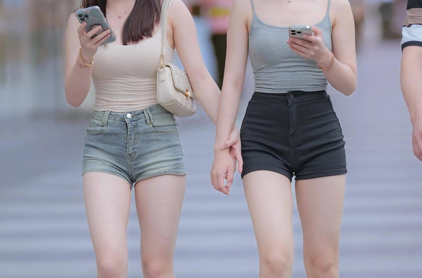 震惊夏日街头的两位时尚姐姐，展现别样魅力，引路人关注！