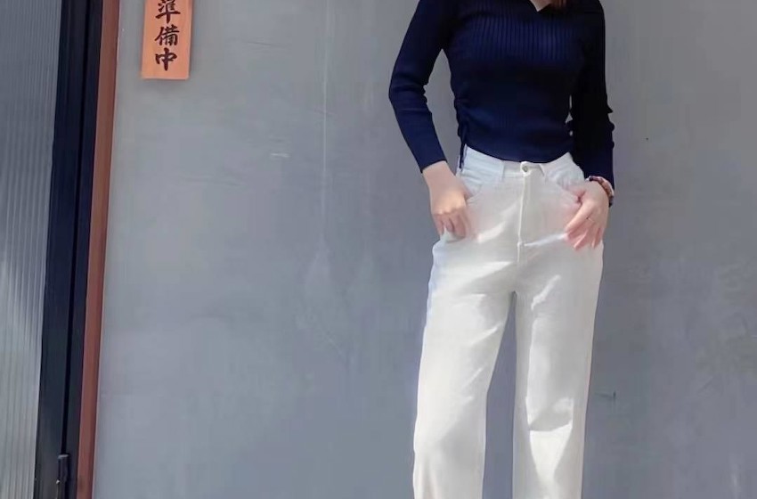 初秋穿“白色牛仔裤”的女人，简单又时髦，又美又养眼！
