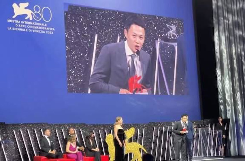 李鸿其威尼斯电影节获奖，发表感言官宣恋情，称王紫璇为爱人