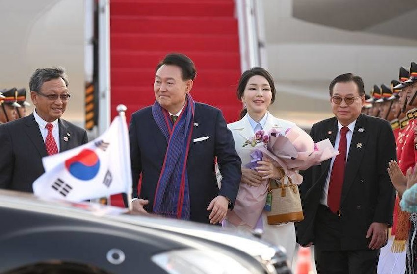 韩国第一夫人访问印尼了！一到机场就美翻了，一身白色套装超好看