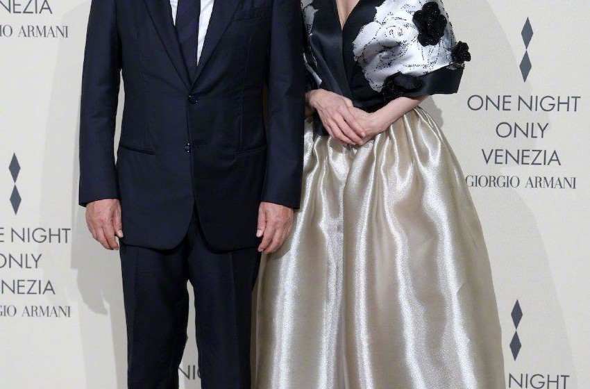 组图：舒淇与李安同框出席威尼斯品牌活动 金色长裙优雅大方