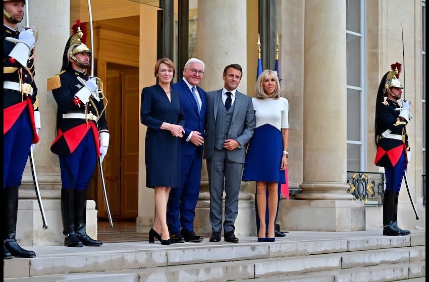 布丽吉特陪老公欢迎德国总统夫妇！蓝白裙真美，踩着10公分恨天高