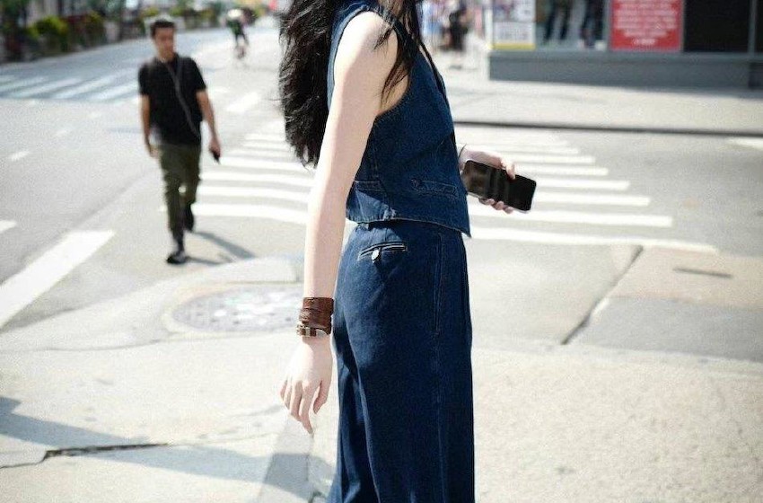 组图：李咏女儿法图麦纽约时装周看秀 牛仔套装造型简约时尚