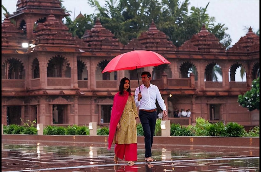 英国第一夫人在印度G20美成女神！穿纱丽逛神庙，苏纳克为她打伞