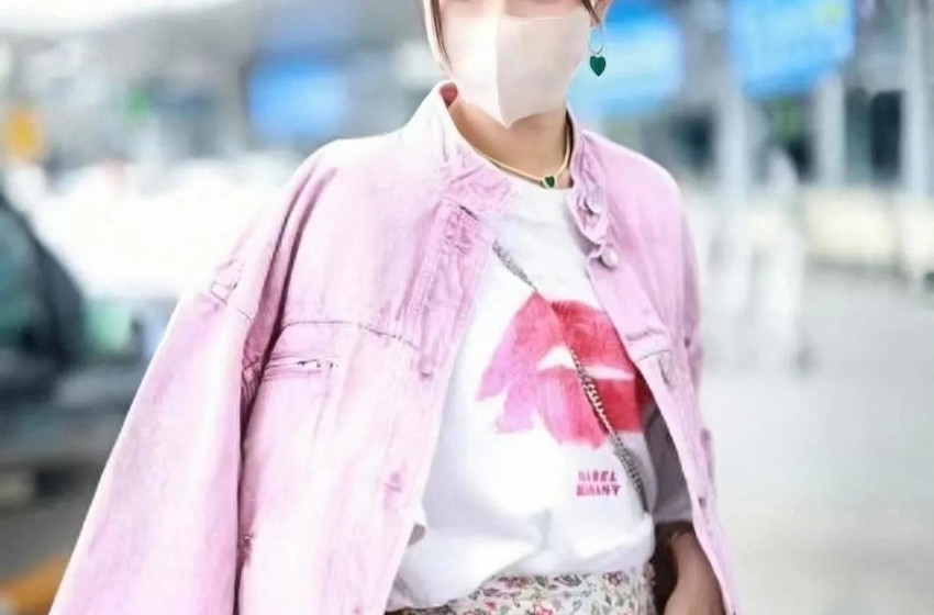 文咏珊机场照太甜了吧！穿碎花半身裙配粉色外套，少女十足又时髦