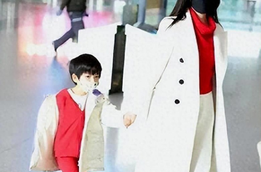 陈妍希携儿子走机场，她打扮时髦脸比少女还嫩，6岁儿子长相帅气