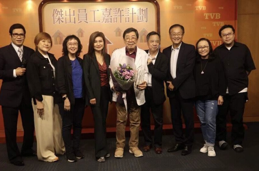 恭喜！TVB91岁老戏骨荣获杰出员工奖，本人领奖时自嘲愧对奖项