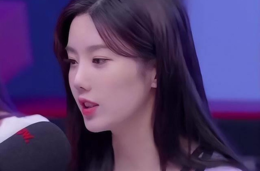 韩国女星演出时衣服肩带滑落，网友猜测她故意为之，