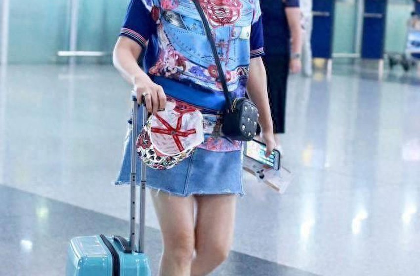张凯丽是漂亮的老太婆！穿花衣服牛仔裙走机场，比任何女星都时髦