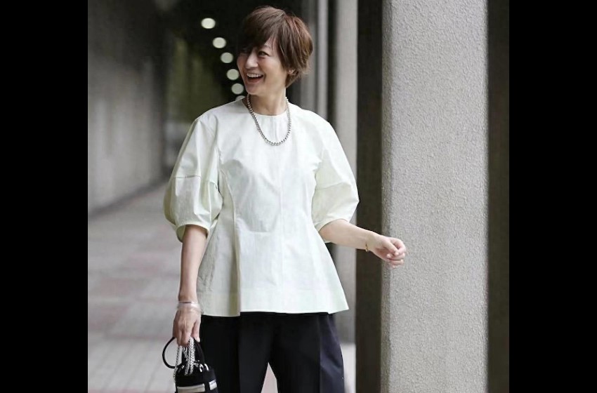 50岁富冈佳子告诉你：女人上了年纪不用扮嫩，这样穿更时髦、洋气