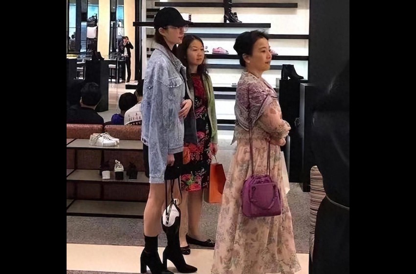 刘亦菲带妈妈去购物！她穿靴子露出肌肉腿，妈妈穿花裙好时髦